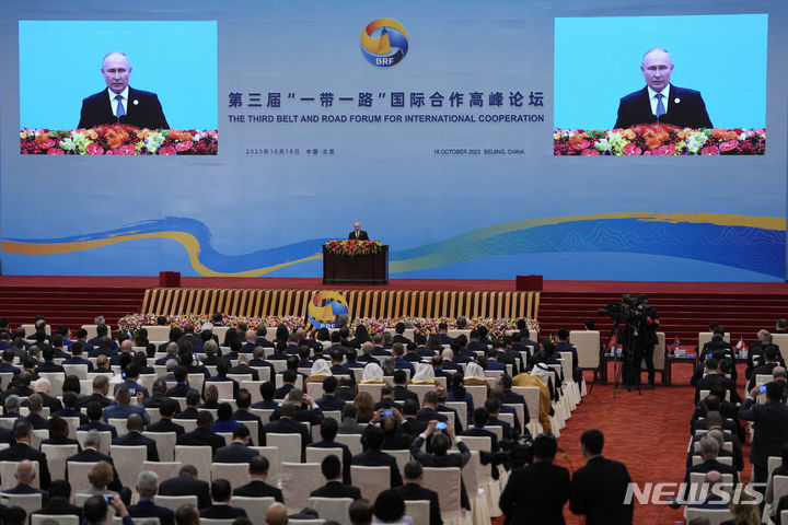 블라디미르 푸틴 러시아 대통령이 18일 중국 베이징 인민대회당에서 열린 '제3차 일대일로 국제협력 정상포럼' 공식 개막식에서 연설하고 있다. (AP/뉴시스) 2023.10.18.