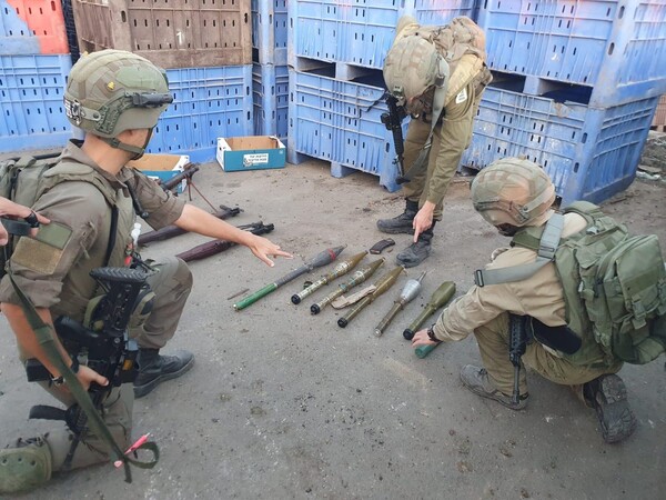 (서울=연합뉴스) 이스라엘군(IDF)은 하마스로부터 압수한 무기들을 지난 11일 홈페이지에 공개했다. 왼쪽 장병이 손가락으로 가리키는 무기는 북한제 F-7 로켓추진유탄(RPG) 발사기로 추정된다. [IDF 홈페이지 캡처]