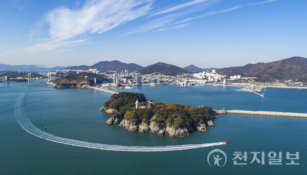 전남 여수 오동도는 여수 10경 중 하나로 한국의 아름다운 길 100에 선정되기도 했다. 사진은 오동도 전경. (제공: 여수시)  ⓒ천지일보 2023.10.18.