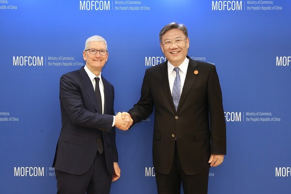 팀 쿡 애플 CEO와 왕원타오 중국 상무부장 (출처: 연합뉴스)