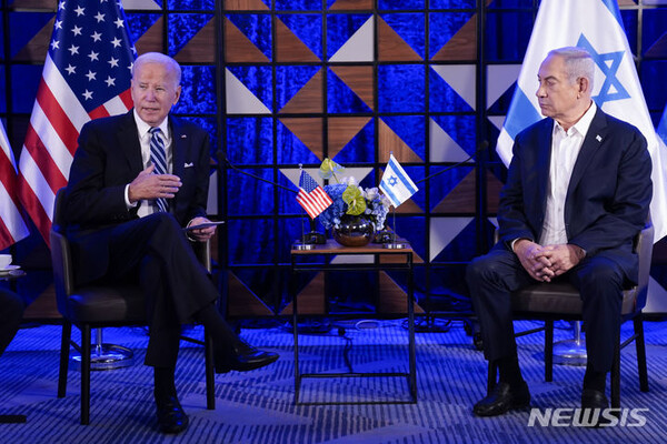 [텔아비브=AP/뉴시스] 조 바이든 미국 대통령(왼쪽)이 18일 이스라엘 도착 직후 텔이비브에서 베냐민 네타냐후 이스라엘 총리와 정상회담을 하고 있다. 2023.10.18.