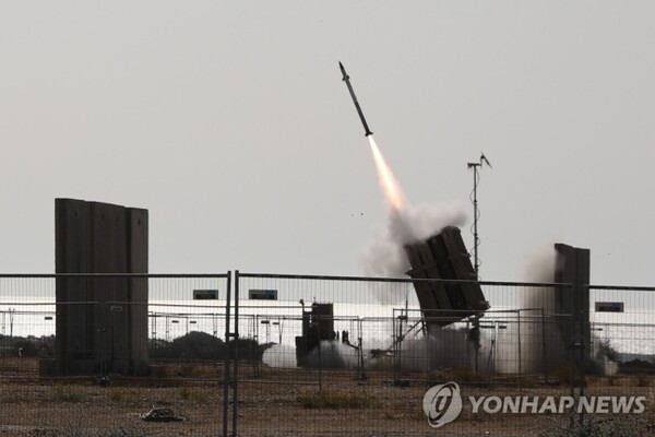 로켓포 요격 위해 발사되는 이스라엘 아이언 돔. (출처: 연합뉴스)