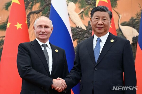 블라디미르 푸틴(왼쪽) 러시아 대통령이 18일 베이징 인민대회당에서 열린 제3차 일대일로 국제협력 정상포럼에 참석해 시진핑 중국 국가주석과 별도 양자 회담에 앞서 기념 촬영을 하고 있다. (AP/뉴시스) 2023.10.19.