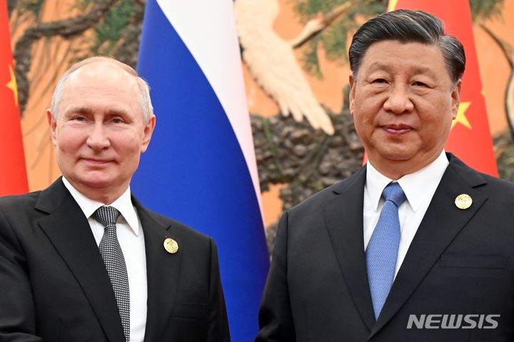 블라디미르 푸틴(왼쪽) 러시아 대통령이 18일 베이징 인민대회당에서 열린 제3차 일대일로 국제협력 정상포럼에 참석해 시진핑 중국 국가주석과 별도 양자 회담에 앞서 기념 촬영을 하고 있다. (AP/뉴시스) 2023.10.19.