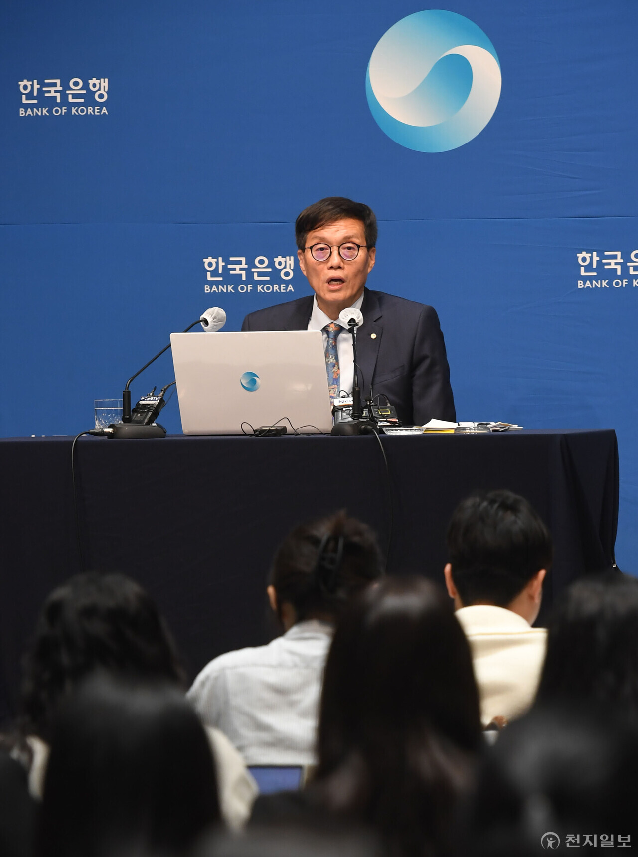 포토] 이창용 한국은행 총재 답변 < 천지포토 < 금융·증시 < 경제 < 기사본문 - 천지일보