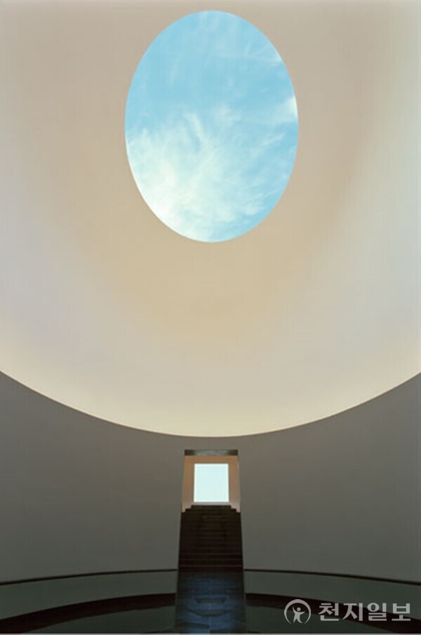 제임스 터렐의 작품 사진. 특정한 구조 내부에서 천장을 통해 보이는 하늘을 관찰하게 하는 작품이다. (제공: 신안군) ⓒ천지일보 2023.10.19.