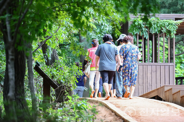 시민들이 지난 9월 7일 포일숲속공원 내에 400m(폭 1.5m) 길이로 조성된 황톳길을 걷고 있다. (제공: 의왕시ⓒ천지일보 2023.10.19.