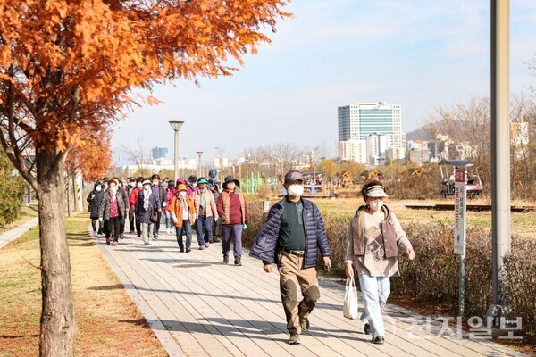 둘레길 걷는 시민들의 모습. (제공: 의왕시) ⓒ천지일보 2023.10.19.