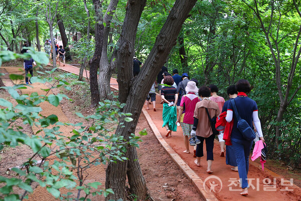 시민들이 지난 9월 7일 포일숲속공원 내에 400m(폭 1.5m) 길이로 조성된 황톳길을 걷고 있다. (제공: 의왕시)ⓒ천지일보 2023.10.19.
