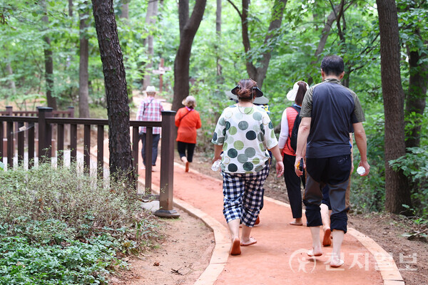 시민들이 지난 9월 7일 포일숲속공원 내에 400m(폭 1.5m) 길이로 조성된 황톳길을 걷고 있다. (제공: 의왕시) ⓒ천지일보 2023.10.19.