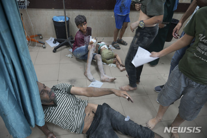 18일(현지시각) 이스라엘의 가자지구 폭격으로 부상한 팔레스타인 주민들이 남부 데이르 알발라의 알아크사 병원 바닥에서 치료를 기다리고 있다. (AP/뉴시스) 2023.10.19.