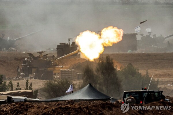 이스라엘군 M109 155mm 자주포가 12일(현지시간) 남부의 가자지구 국경 인근에서 포탄을 발사하고 있다. 이스라엘은 팔레스타인 무장 정파 하마스가 통치하는 가자지구에 연일 보복 공습을 퍼붓고 있다. (출처:AFP/연합뉴스)