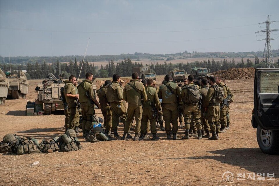 14일(현지시각) 가자지구 인근에서 이스라엘 육군이 공군의 대규모 폭격에 이어 가자지구를 향한 육상전을 준비하고 있다. (제공: 이스라엘 방어군-IDF) ⓒ천지일보 2023.10.15.