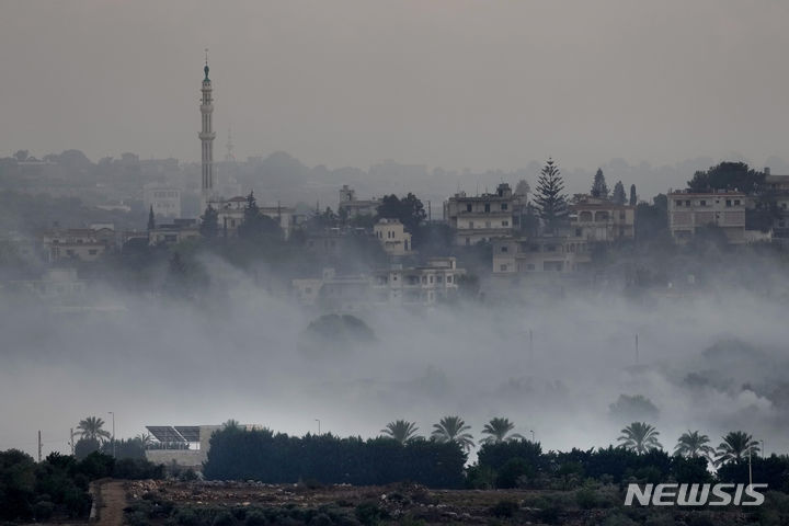 16일(현지시각) 레바논 남부 이스라엘과 국경을 맞대고 있는 국경 마을 다하이라에서 이스라엘의 포격으로 연기가 치솟고 있다. (AP/뉴시스) 2023.10.21.