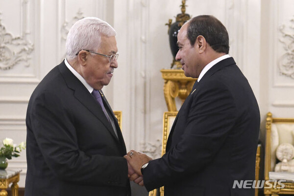 21일(현지시간) 이집트 수도 카이로에서 열린 '카이로 평화 정상회의'에서 압델 파타 엘시시(오른쪽) 이집트 대통령이 마무드 아바스 팔레스타인자치정부(PA) 수반과 인사하고 있다. (AP/뉴시스) 2023.10.22.