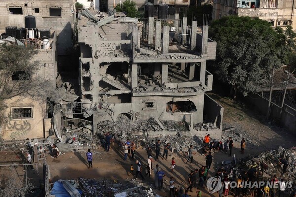 (라파 AFP=연합뉴스) 22일(현지시간) 가자지구 남부 라파에서 주민들이 이스라엘군의 공격으로 파괴된 건물을 살펴보고 있다. 팔레스타인 무장정파 하마스는 밤사이 공격으로 최소 55명이 사망했다고 이날 밝혔다. 2023.10.22
