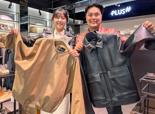 직원들이 23일 오후 서울시 중구에 위치한 현대시티아울렛 동대문점 ‘플러스샵(PLUS#)’ 매장에서 가죽 재킷을 소개하고 있다. (제공: 현대백화점그룹)