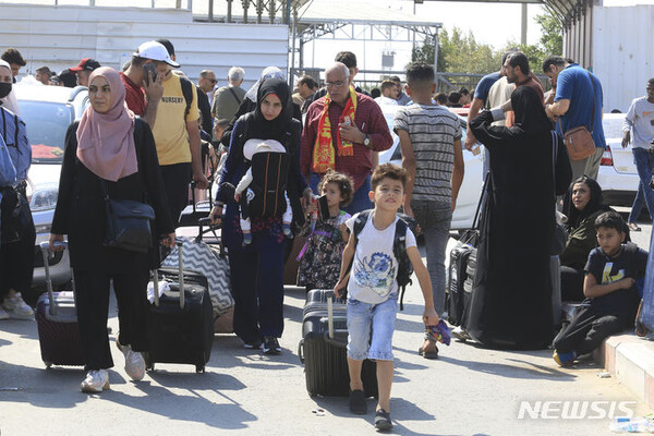 14일(현지시간) 팔레스타인 주민들이 이집트와 가자 스트립을 가로지르는 라파 국경에서 기다리고 있다. (출처: 뉴시스)