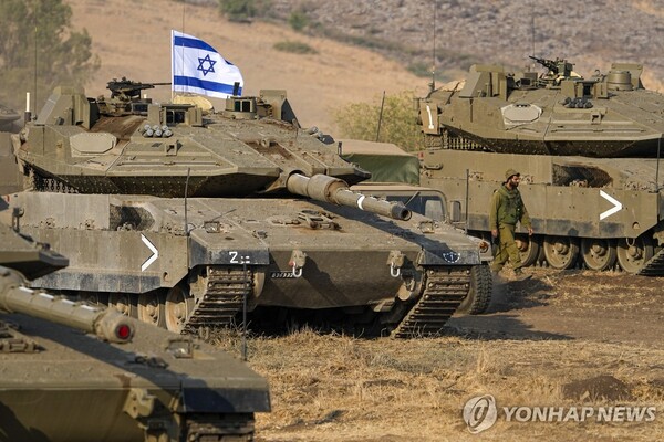 레바논과 국경 지역에 집결한 이스라엘군 전차. (출처: AP 연합뉴스)