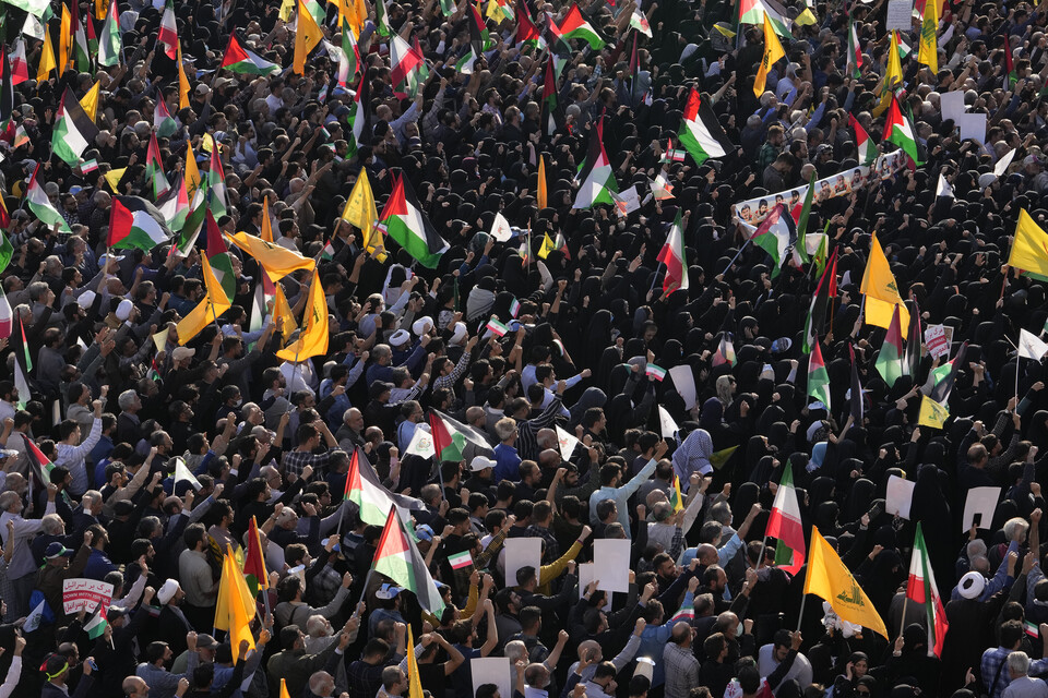 지난 18일(현지시각) 이란 사람들이 테헤란의 혁명광장에서 열린 반이스라엘 집회에 참석해 구호를 외치고 있다. (AP/뉴시스) 2023.10.24.