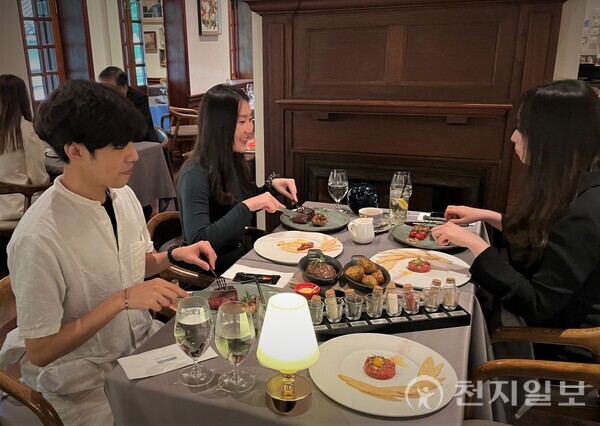 홍콩 고급 레스토랑에서 한우 스테이크를 즐기는 현지인. (제공: aT) ⓒ천지일보 2023.10.24.