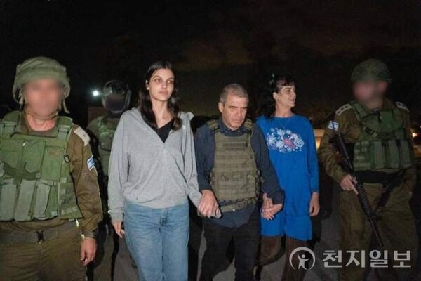 20일(현지시간) 하마스가 이스라엘 급습 시 납치했던 미국인 모녀 2명이 석방되고 있다. (이스라엘 정부) ⓒ천지일보 2023.10.21.