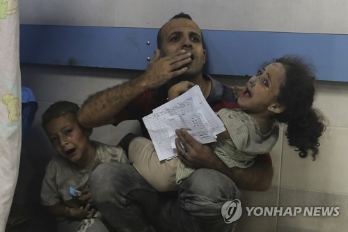 (가자시티 AP=연합뉴스) 이스라엘군의 공습으로 다친 팔레스타인 가자지구 주민들이 23일(현지시간) 가자시티에서 치료를 받기 위해 대기중이다. 이스라엘과 팔레스타인 무장 정파 하마스 간 무력 충돌로 양측에서 현재까지 6500명 이상이 숨진 것으로 알려졌다.