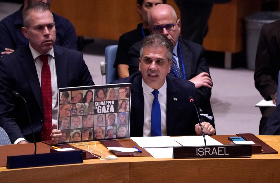 24일(현지시간) 미국 뉴욕에서 열린 유엔 안전보장이사회 공개 토론에서 이스라엘 측이 민간인 피해 사진을 든 채 발언하고 있다. (AFP/연합뉴스) 2023.10.25.