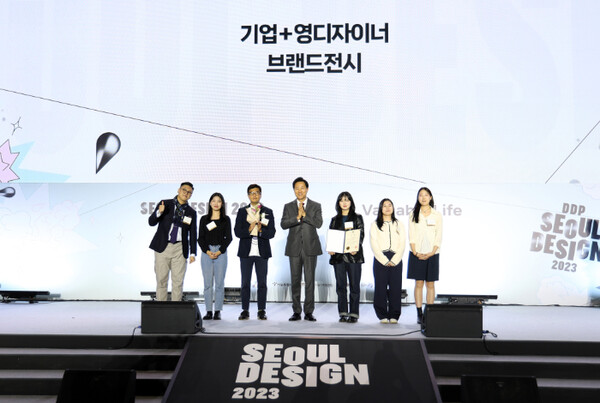 아모레퍼시픽공감재단이 서울시가 주최한 ‘기업+영디자이너 브랜드전시’에서 지원 프로젝트가 최우수상을 수상한 가운데 참가자들이 기념촬영을 하고 있다. (제공: 아모레퍼시픽)