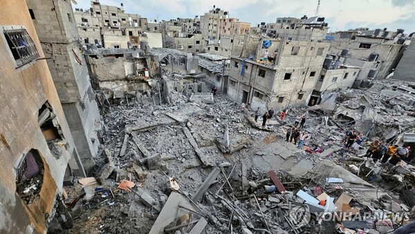 (자발리아 로이터=연합뉴스) 팔레스타인인들이 19일(현지시간) 가자지구 자발리아 난민촌 주택가 공습 현장에 모여 있다. 팔레스타인 무장 정파 하마스가 통치하는 가자지구 내무부는 이날 이스라엘이 난민촌의 가옥 여러 채를 포격해 최소 18명이 숨졌다고 주장했다.