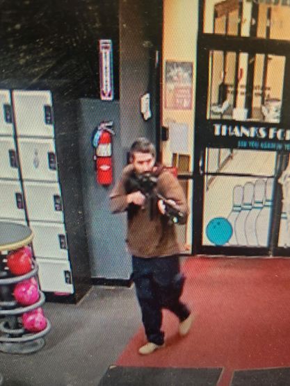 25일(현지시간) 경찰이 공개한 사진에 미국 메인주 루이스턴에서 신원이 확인되지 않은 한 남성이 총을 들고 있는 모습이 보이고 있다. (출처: 엑스) 2023.10.26.