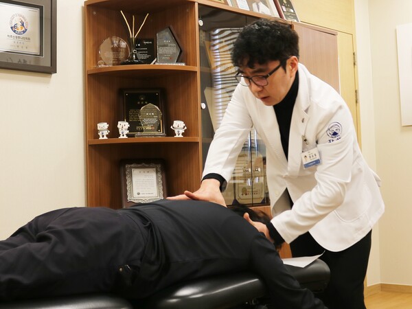 광주자생한방병원 염승철 병원장이 어깨 질환자에게 추나요법을 실시하고 있다. (제공:자생한방병원)