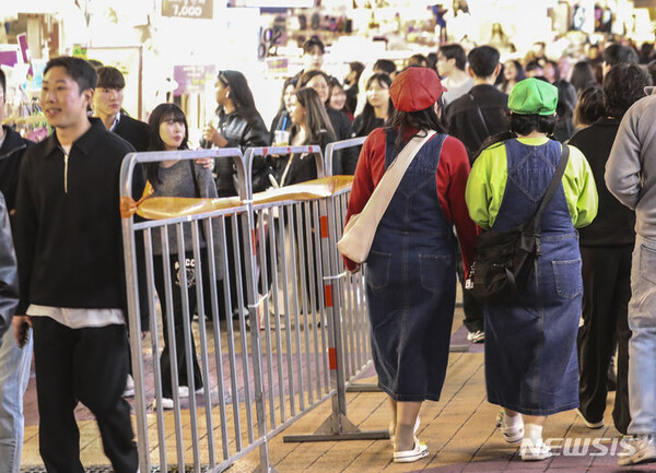 핼러윈 데이를 앞둔 27일 서울 마포구 홍대거리 인근에서 시민들로 붐비고 있다. 정부는 핼러윈 기간 인파 밀집 위험도가 높을 것으로 예상되는 서울 이태원과 홍대, 명동 등 4곳을 집중적으로 관리하기로 했다. 오는 31일 핼러윈 데이에 앞서 주말인 28~29일에 주요 번화가에 인파가 몰릴 것으로 관측돼 용산구 등 서울 자치구들이 선제 대응에 나선다고 밝혔다. 2023.10.27. (출처: 뉴시스)