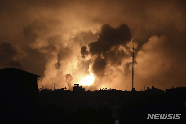 [가자지구=AP/뉴시스]27일(현지시간) 공습을 받고 있는 가자지구 북부의 모습. 2023.10.28.