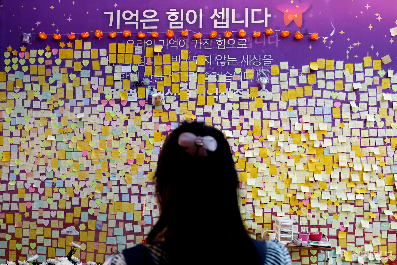 [천지일보=박준성 기자] 핼러윈데이 주말이자 10.29 이태원 참사 1주기를 하루 앞둔 28일 서울 용산구 이태원역 1번 출구 인근 ‘이태원 참사 현장’에 마련된 10.29 기억과 안전의 길에서 시민들이 희생자들을 추모하고 있다. ⓒ천지일보 2023.10.28.