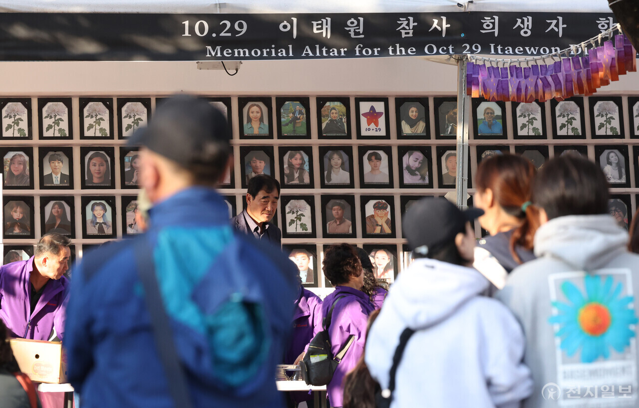 [천지일보=박준성 기자] 28일 오후 서울 중구 서울광장에 차려진 이태원 참사 분향소 앞에서 시민들이 희생자들을 추모하고 있다. ⓒ천지일보 2023.10.28.