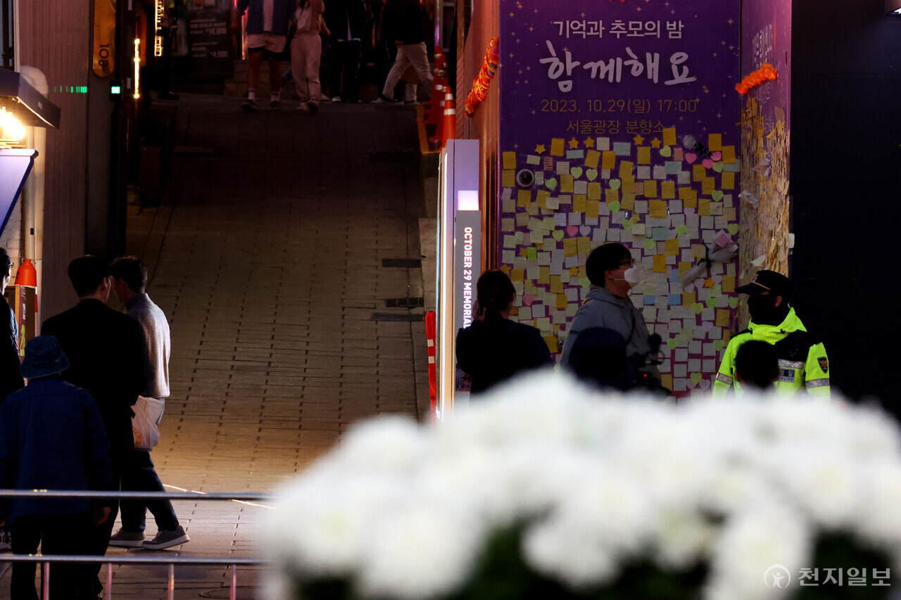 [천지일보=박준성 기자] 핼러윈데이 주말이자 10.29 이태원 참사 1주기를 하루 앞둔 28일 서울 용산구 이태원역 1번 출구 인근 ‘이태원 참사 현장’에 마련된 10.29 기억과 안전의 길에서 시민들이 희생자들을 추모하고 있다. ⓒ천지일보 2023.10.28.