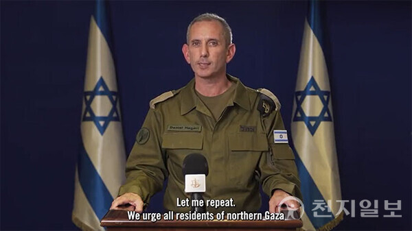 다니엘 하가리 이스라엘방위군(IDF) 대변인이 28일(현지시간) 소셜미디어 엑스(X, 구 트위터)를 통해 가자 지구 북부 주민들의 대피 관련 긴급 메시지를 발표하고 있다. (출처: IDF 엑스) ⓒ천지일보 2023.10.29.