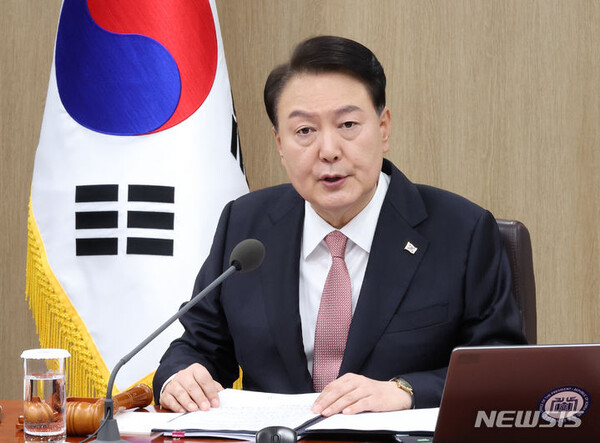 윤석열 대통령이 25일 서울 용산 대통령실 청사에서 국무회의를 주재하고 있다. (출차: 뉴시스)