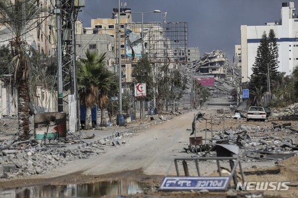 28일(현지시간) 가자시키 건물들이 이스라엘군의 지속적인 공습으로 파괴됐다. (출처: 뉴시스)