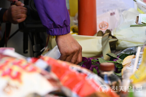 [천지일보=남승우 기자] 10.29 이태원 참사 1주기인 29일 서울 용산구 이태원역 1번 출구 앞에서 열린 4대 종교 기도회가 끝난 뒤 참사 골목 ‘10.29 기억과 안전의길’에서 유가족들이 헌화를 하고 있다. (사진공동취재단) ⓒ천지일보 2023.10.29.