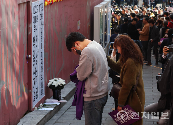 [천지일보=남승우 기자] 29일 서울 용산구 이태원역 1번 출구 인근에 마련된 10.29 기억과 안전의 길을 찾은 시민들이 희생자들을 추모하고 있다. ⓒ천지일보 2023.10.29.