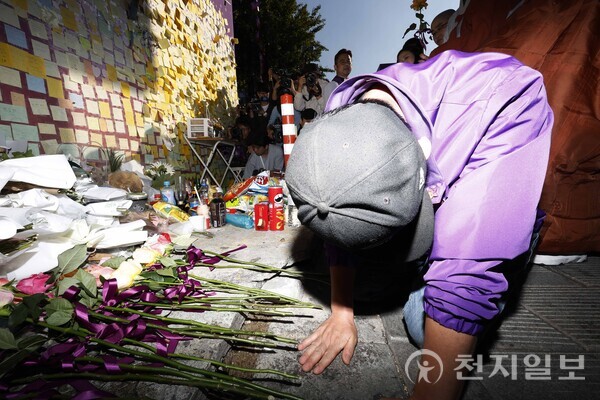 [천지일보=남승우 기자] 10.29 이태원 참사 1주기인 29일 서울 용산구 이태원역 1번 출구 앞에서 열린 4대 종교 기도회가 끝난 뒤 참사 골목 ‘10.29 기억과 안전의길’에서 유가족들이 헌화를 하고 있다. (사진공동취재단) ⓒ천지일보 2023.10.29.