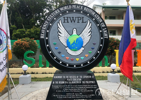 HWPL 평화 기념비, 2022년 2월 21일 필리핀 라구나 주 시닐로안 통합 국립 고등학교. (제공: HWPL) ⓒ천지일보 2023.10.29.