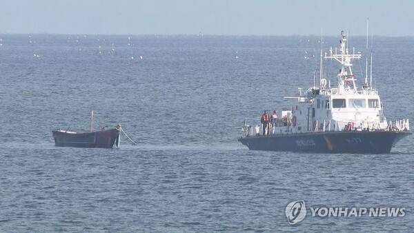 지난 24일 동해 북방한계선(NLL) 아래로 내려와 속초 앞바다에서 우리 어민에 의해 발견된 북한 소형 목선. (출처: 연합뉴스)