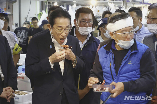일본 정부는 중국의 일본산 수산물 전면 금수 조치 영향을 받은 어업자들에게 200억엔 규모의 지원을 할 방침이라고 2일 니혼게이자이신문(닛케이) 등이 전했다. 사진은 기시다 후미오(오른쪽) 일본 총리가 지난달 31일 일본 도쿄의 도요스 수산시장을 찾아 해산물을 맛보고 있는 모습. (출처: 뉴시스)