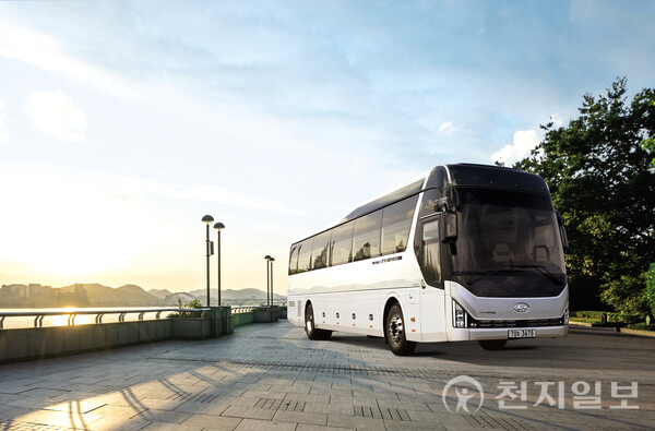 현대자동차가 관광시즌을 맞아 오는 31일부터 11월 3일까지 전국 주요 관광지에서 ‘관광버스 무상 점검 서비스’를 실시한다고 30일 밝혔다. 사진은 현대차 유니버스. (제공: 현대자동차) ⓒ천지일보 2023.10.30.