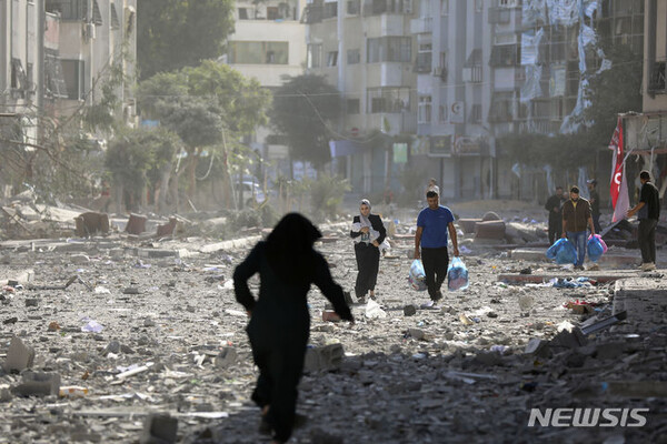30일(현지시간) 가자시티에 대한 이스라엘의 포격 이후 팔레스타인인들이 집을 떠나고 있다. (출처: 뉴시스)