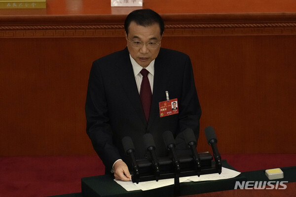 시진핑 중국 국가주석 집권 1, 2기 경제를 이끈 리커창 전 국무원 총리가 27일 68세를 일기로 별세했다. 사진은 리 전 총리가 지난 3월 5일 베이징 인민대회당에서 정부 업무보고를 하는 모습. (출처: 뉴시스)