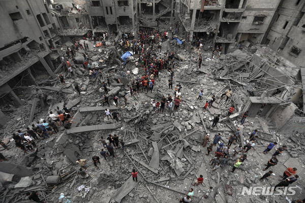 30일(현지시간) 팔레스타인 가자지구 사망자가 8300명을 넘어섰다. 지난 27일자 사진에서 이스라엘 공습으로 가자지구의 건물들이 파괴된 것이 보이고 있다. 2023.10.30. (출처: 뉴시스)